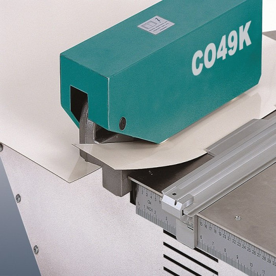 Automatyczna przycinarka laminatu 180W, max grubość cięcia 1,6mm, waga 44kg VIRTUEX CO49K Automatyczna przycinarka laminatu 180W, max grubość cięcia 1,6mm, waga 44kg VIRTUEX CO49K